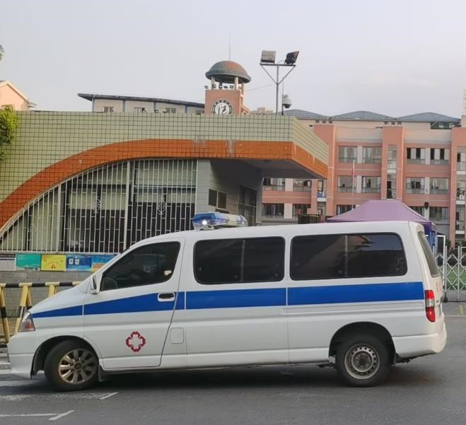 乌当救护车出租护送骨折病人一公里多少钱